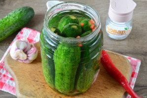 Малосольные огурцы с перцем чили