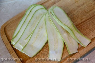 Рулетики из кабачков с беконом и сыром, запеченные в формочках для кексов