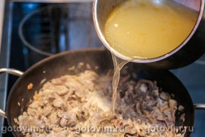 Фрикасе из куриных желудков в соусе на желтках