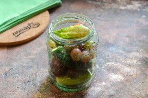 Огурцы с крыжовником на зиму