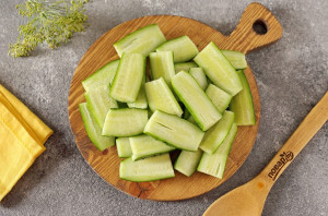 Маринованные огурцы в пакете с уксусом