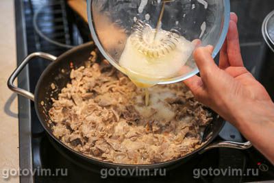 Фрикасе из куриных желудков в соусе на желтках