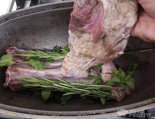 Рецепт: Барашек на подушке из розмарина и мяты - Рёбрышки барашка на подушке из розмарина и мяты Запечённый в духовку