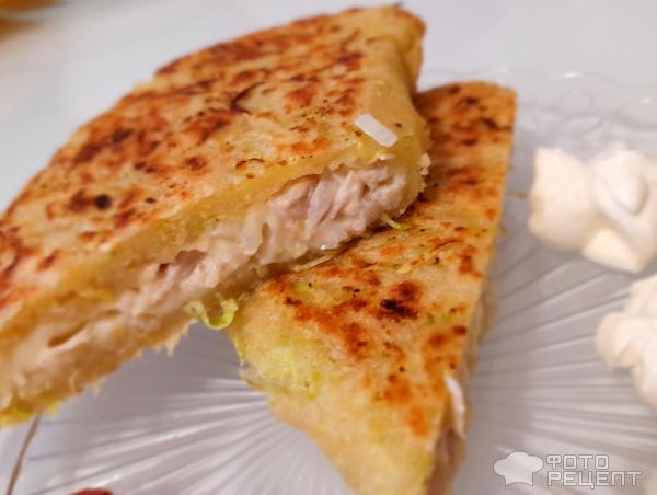 Рецепт: Чебуреки из кабачков - Супер-рецепт! Чебуреки с индейкой и сыром. Из кабачкового теста - полезно и оригинально!