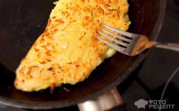 Рецепт: Чебуреки из кабачков - Супер-рецепт! Чебуреки с индейкой и сыром. Из кабачкового теста - полезно и оригинально!