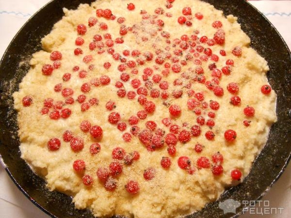 Рецепт: Пирог-десерт со смородиной (без замеса теста) - с чёрствым белым хлебом