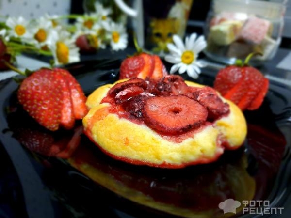 Рецепт: Ватрушки из творожного теста с клубникой - В духовке.