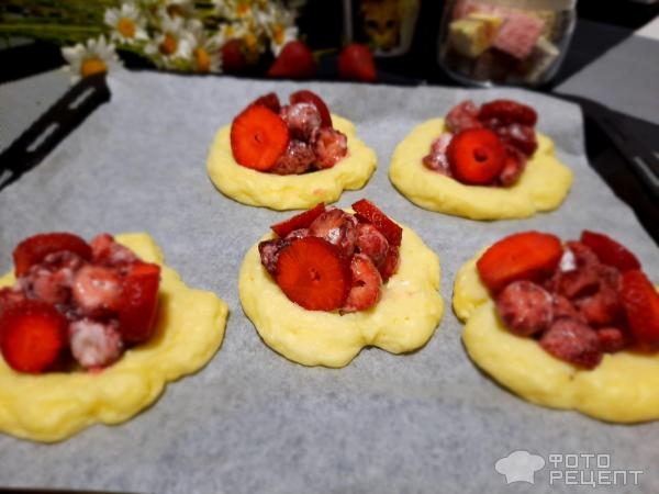 Рецепт: Ватрушки из творожного теста с клубникой - В духовке.