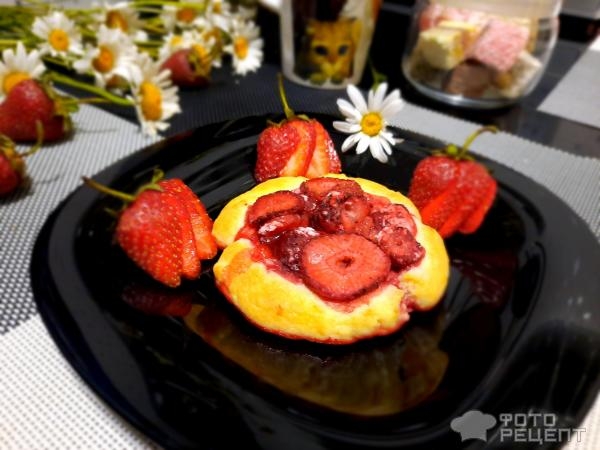 Рецепт: Ватрушки из творожного теста с клубникой - В духовке.