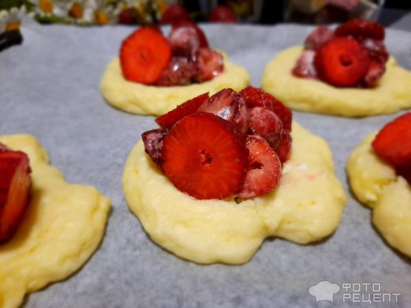 Рецепт: Ватрушки из творожного теста с клубникой - В духовке.