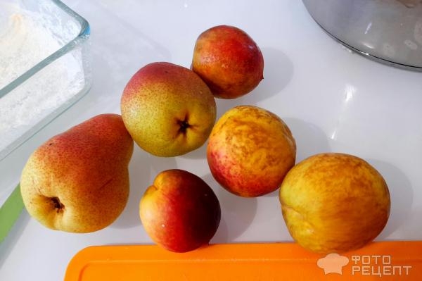 Рецепт: Запеканка творожно-фруктовая - Двуслойная творожная запеканка с нектаринами и грушами, из домашнего творога.