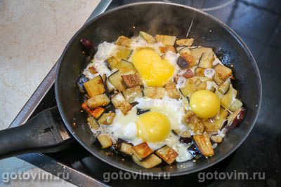 Яичница глазунья с баклажанами