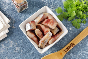 Салат с селедкой и маринованными огурцами