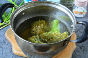 Салат с брокколи и редисом