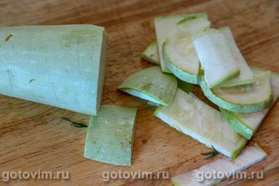 Пицца из готового теста с курицей и кабачками