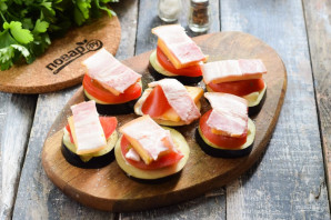 Баклажаны запеченные с сыром, помидорами и беконом