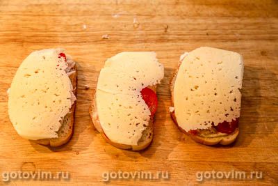 Горячие тосты с курицей, помидорами и сыром
