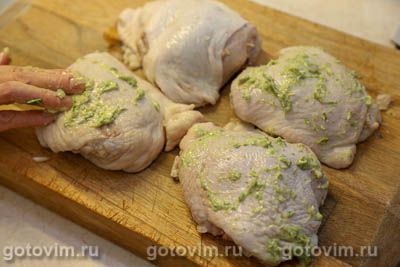 Куриные бедра в духовке, запеченные с зеленым маслом с базиликом