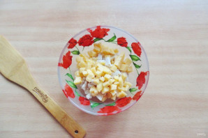 Салат с жареным яйцом и курицей