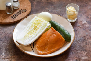 Салат с копченой курицей и огурцом