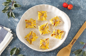 Слойки с яблоками и орехами