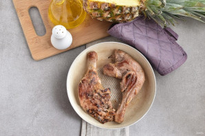 Утка с ананасами