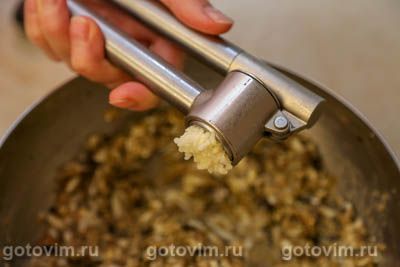 Икра из жареных баклажанов с вареным яйцом