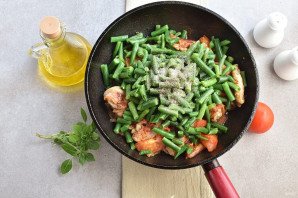 Тушеная фасоль с курицей