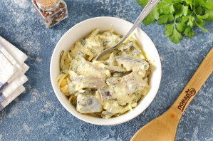 Салат с селедкой и маринованными огурцами