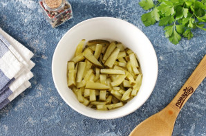 Салат с селедкой и маринованными огурцами