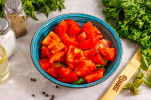 Салат с малосольными огурцами и помидорами