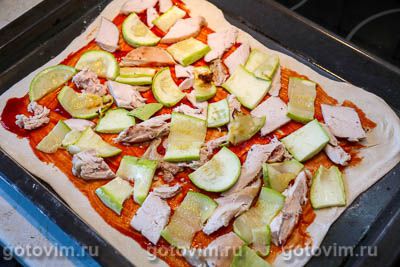 Пицца из готового теста с курицей и кабачками