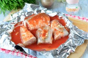 Рыба запеченная с чесноком в духовке