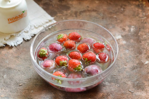 Компот из клубники и сливы на зиму