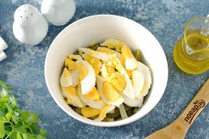 Салат с маринованными огурцами и яйцами