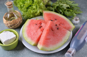 Салат из арбуза с фетой и рукколой