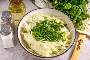 Салат с капустой и кинзой