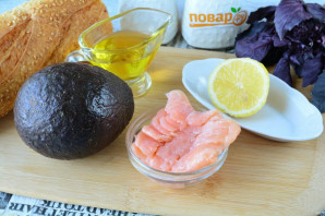 Брускетты с рыбой и авокадо