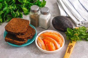 Брускетты с авокадо и семгой