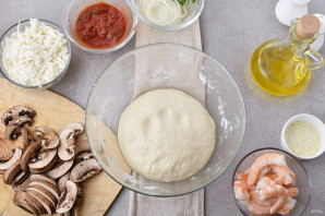 Пицца с креветками и грибами