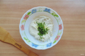 Творожный соус с чесноком и зеленью