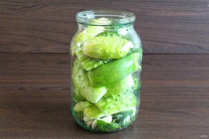 Малосольные огурцы с мятой и чесноком