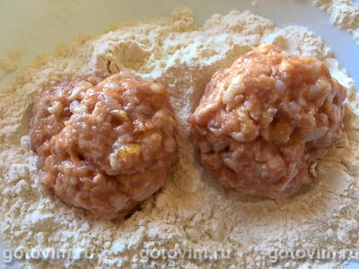 Тефтели с рисом и болгарским соусом лютеница