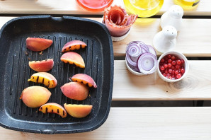 Салат с персиками