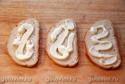 Горячие тосты с курицей, помидорами и сыром