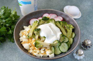 Салат из брокколи и редиса