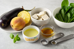 Салат из баклажанов, феты и персиков Салат из баклажанов, феты и персиков