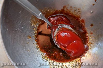 Куриные шашлычки на шпажках, жаренные в соевом соусе с паприкой