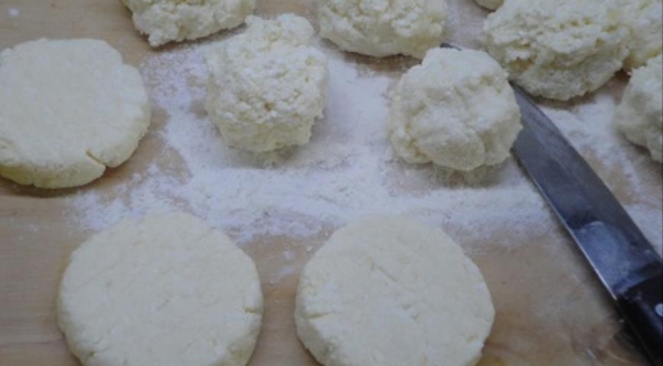 Творожники с ванильно-сливочным соусом, пошаговый рецепт с фото Творожники с ванильно-сливочным соусом, пошаговый рецепт с фото