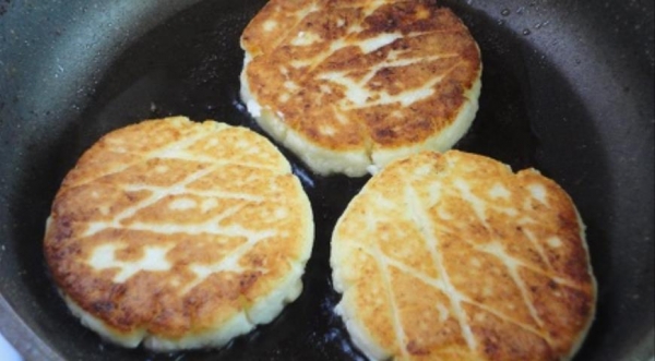 Творожники с ванильно-сливочным соусом, пошаговый рецепт с фото Творожники с ванильно-сливочным соусом, пошаговый рецепт с фото